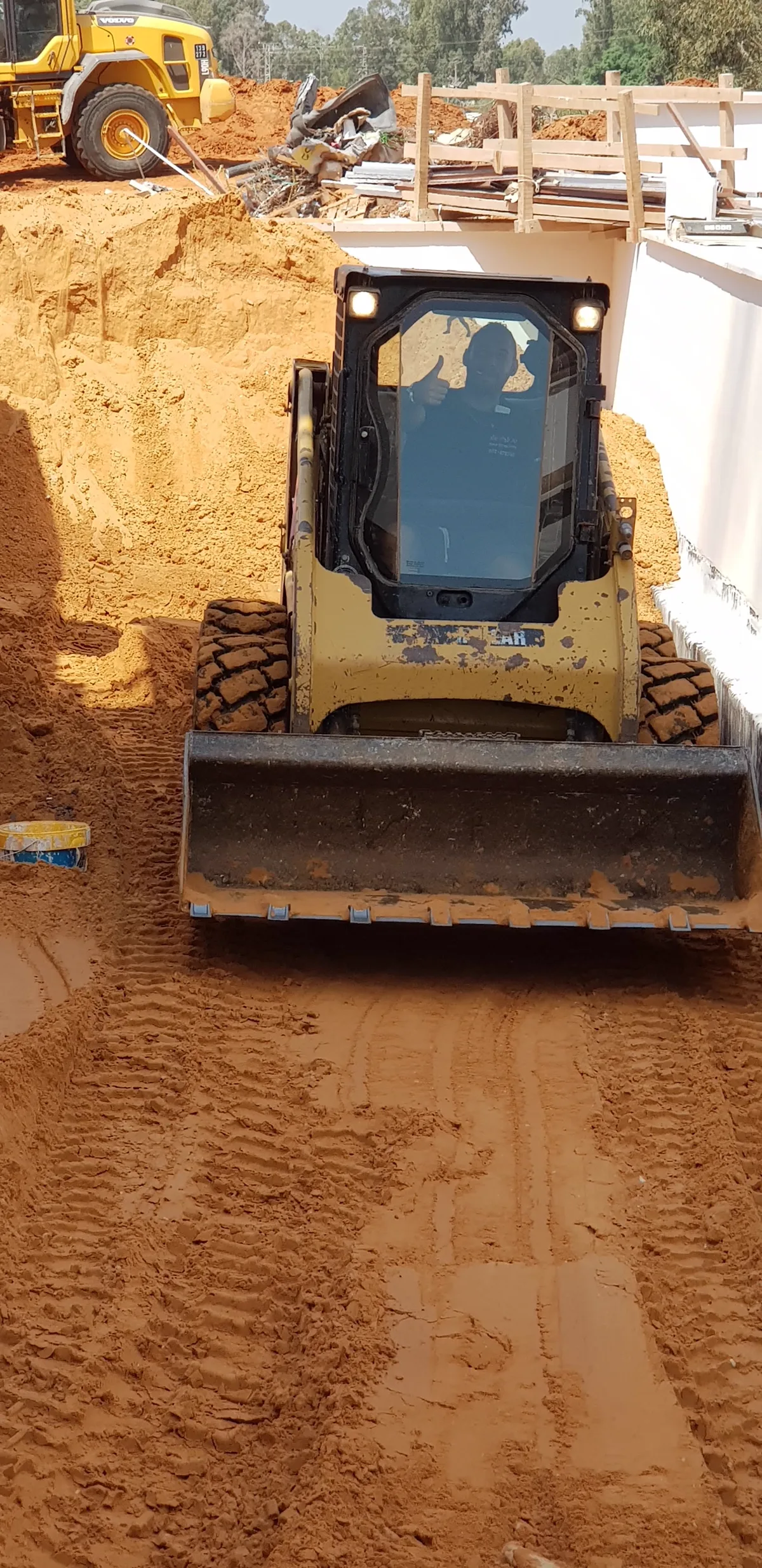בובקט CAT בעבודת עפר – השכרת ציוד כבד