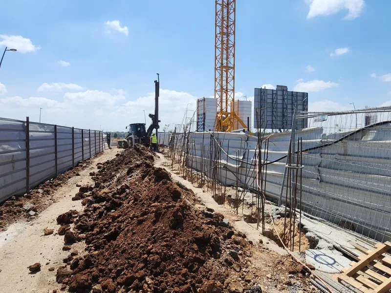 אתר בנייה עם מנוף וביסוס כלונסאות